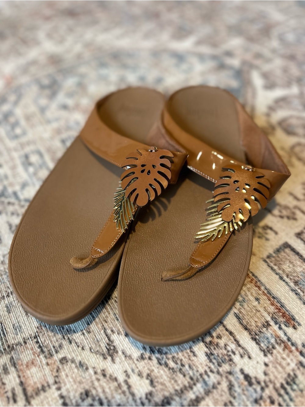 FitFlop Lulu Tan Patent Tropical Leaf Charm Thong Sandals Wobbleboard Size 10